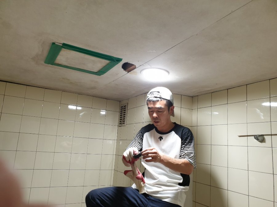 [꾸미기]19.06.03. 박영애 화장실 전등교체 증빙사진 (1).jpg